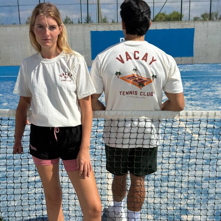T-SHIRT DE TENNIS FRENCHY CLUB - UNISEXE - SABLE/CRAMOISI pour la vente par Vacay All Court Apparel