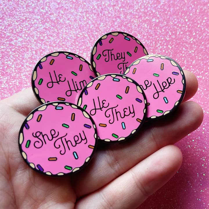 Épingles à pronom en émail Donut - Adorable Pronoun Flair pour la vente par TheThirdArrow
