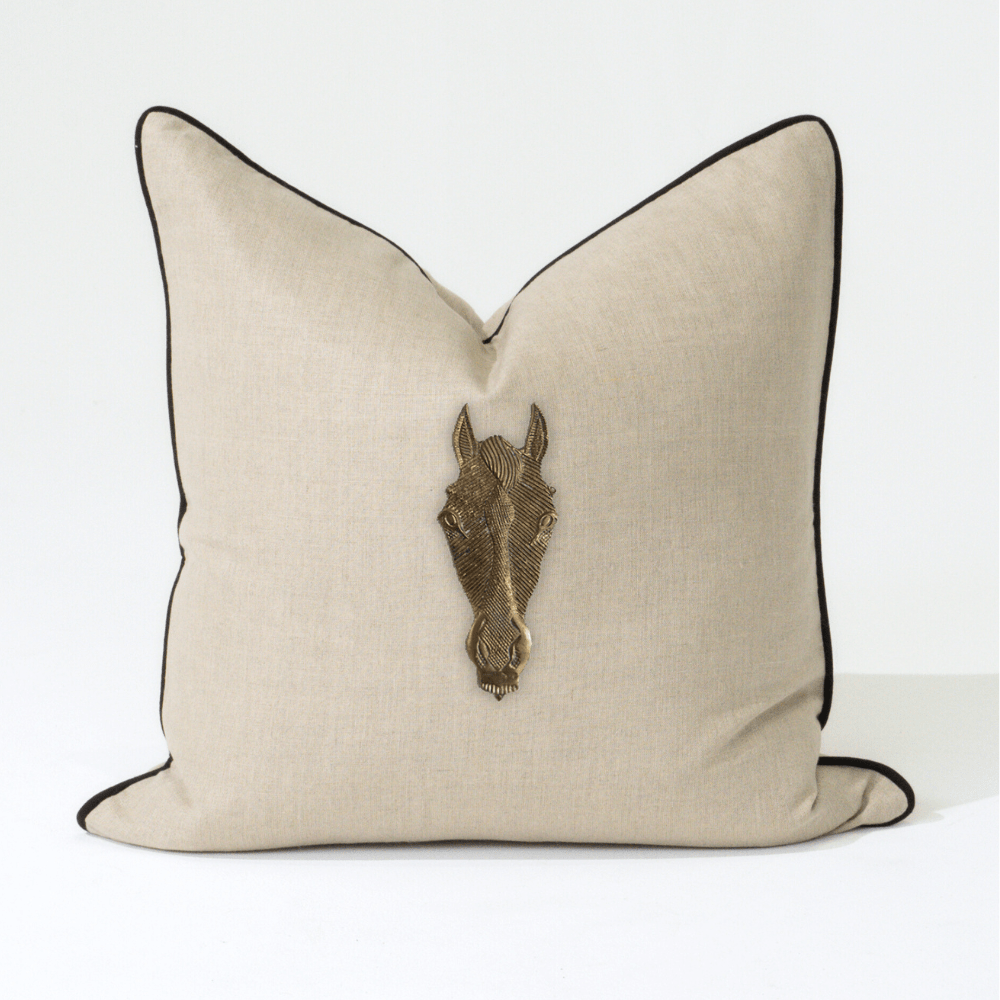 BHD HOME - Vente Coussin décoratif - Coussin d’Appui tête de cheval en métal naturel et noir 55 x 55 cm0
