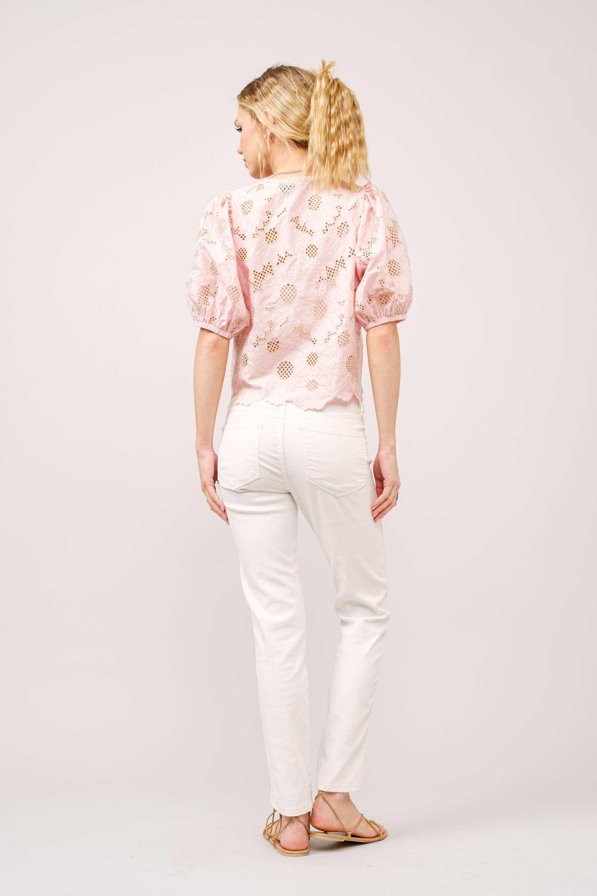 ROSA Top de algodón con bordado metálico, lazo frontal y dobladillo en forma de concha de venta al por mayor en Faire5