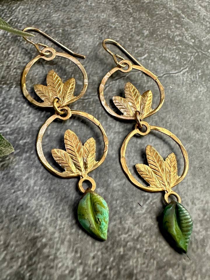 Gehämmerte Messing-Lotus-Ohrringe mit grüner Patina für den Großhandel von The Sunstone on Main