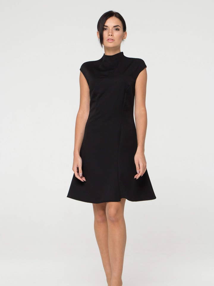 Vestido negro asimétrico de cuello alto para venta al por mayor de TAVROVSKA