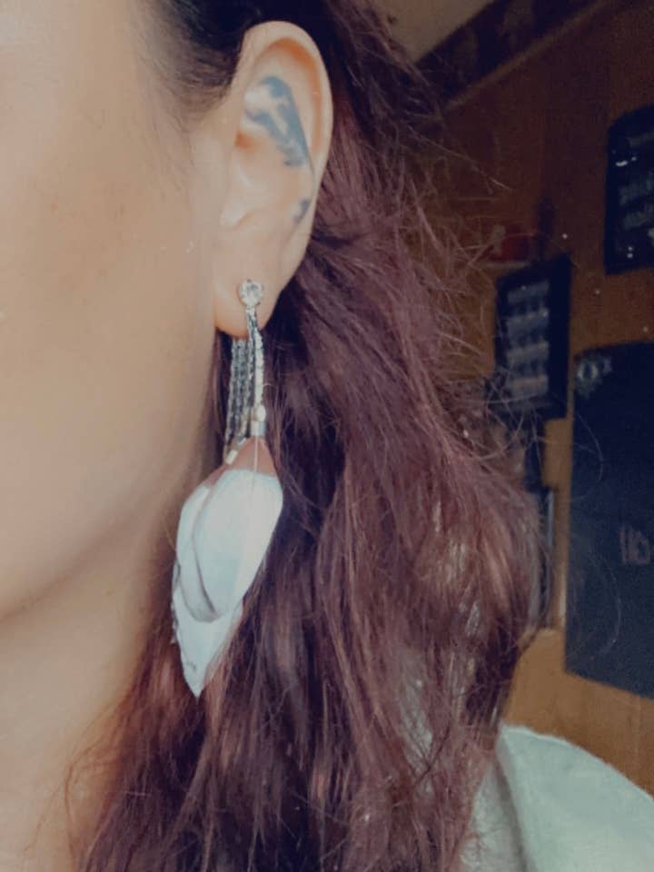 boucles d'oreilles en argent avec plumes trempées pour la vente par Clemmie Watson