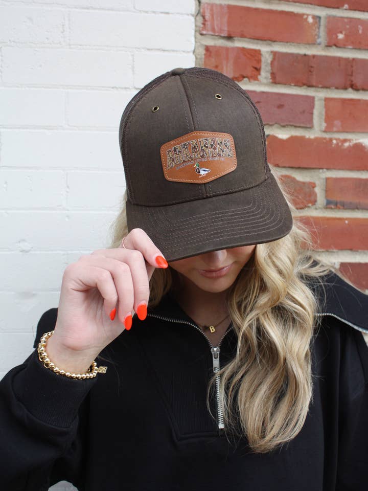 Bagvej Social Brun Arkansas Hat for engroshandel hos Backroad social trade co