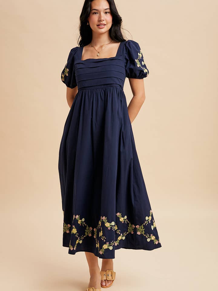 VESTIDO MAXI PLISADO BORDADO para venta al por mayor de In Loom