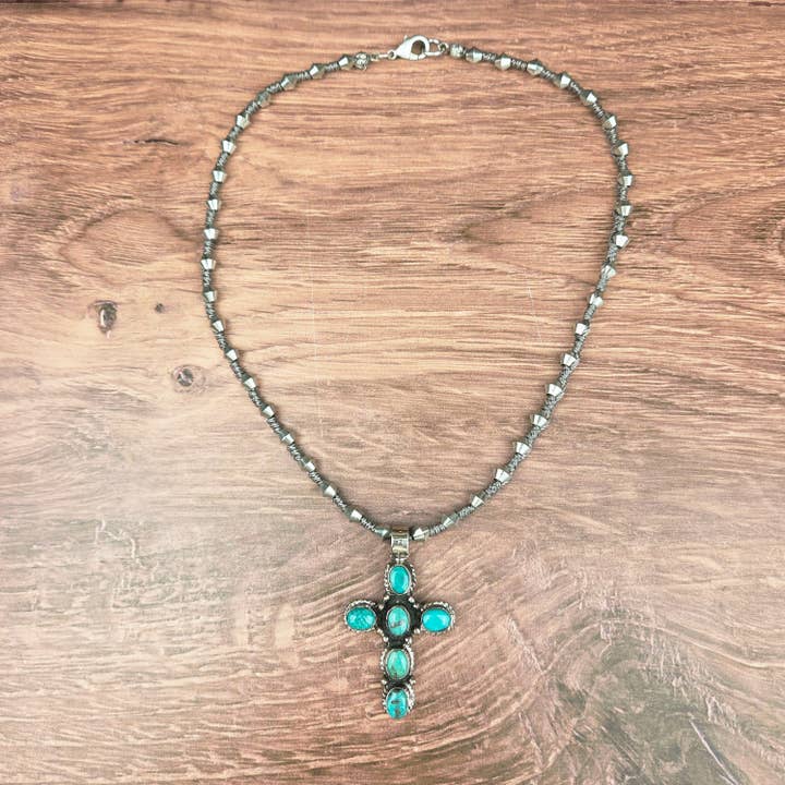 Ægte turkis kors tibetansk vedhæng perlehalskæde for engroshandel hos ZINC Designs