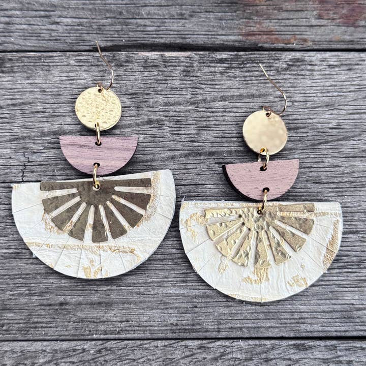 Taylor - Branco + Crocodilo Dourado - Latão + Brincos de Couro por atacado de Be Like Missy