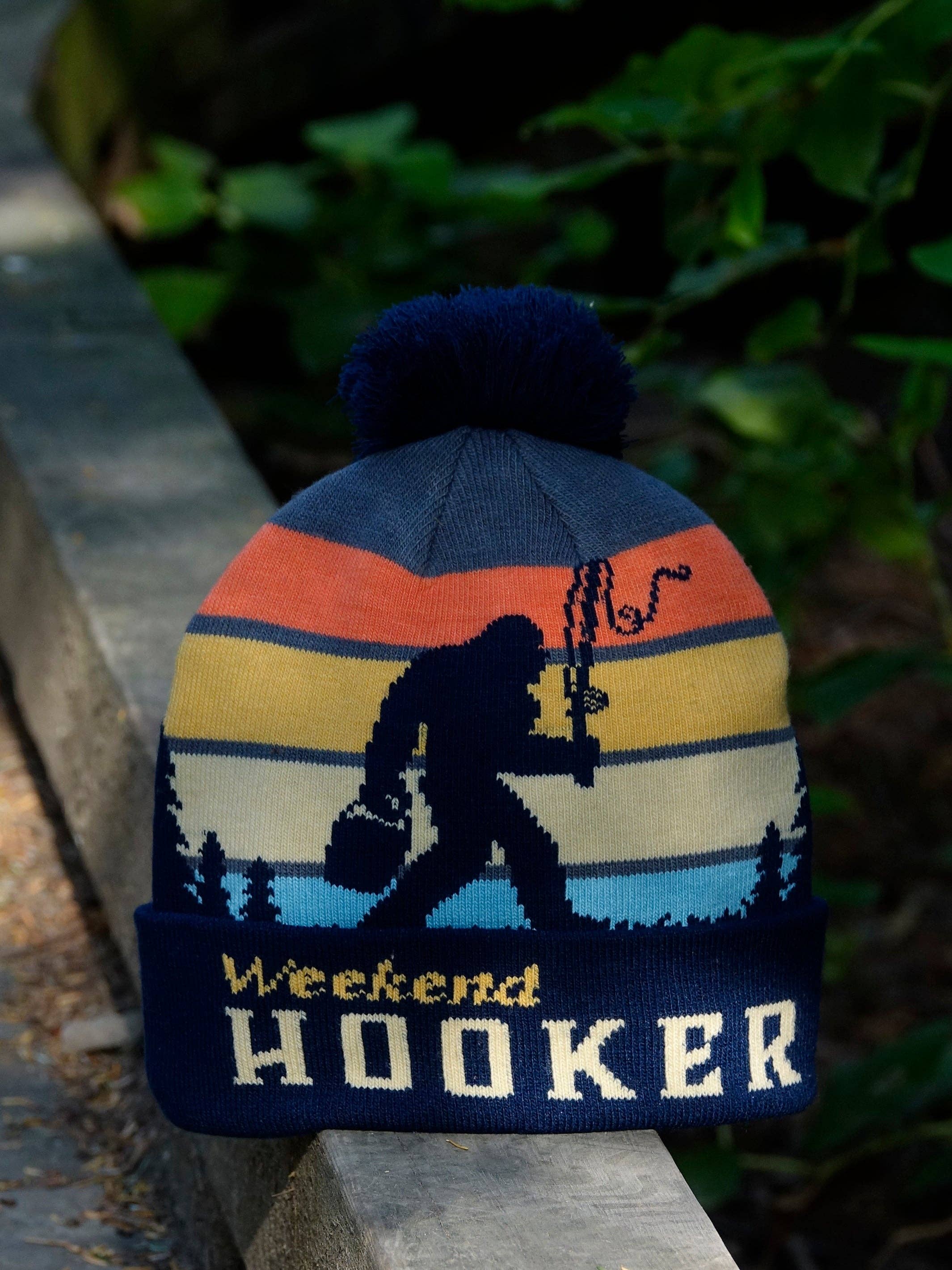 Northern Icons Creations INC - Vendita all'ingrosso Campione per rivenditori - Abbigliamento Unisex - Berretto lavorato a maglia Weekend Hooker con pompon, divertente cappello invernale da pesca per amanti dell'outdoor.1