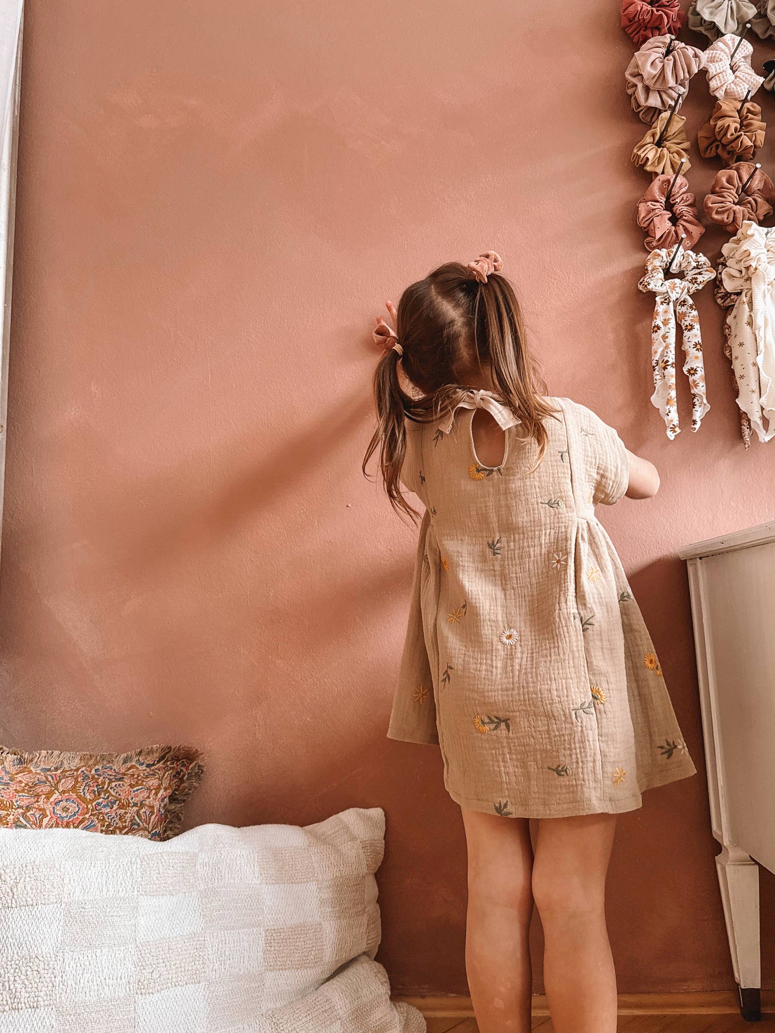 PETITE EvelinaApparel – Engroshandel Kjole - Baby – Malia babykjole med broderede forårsblomster – beige3