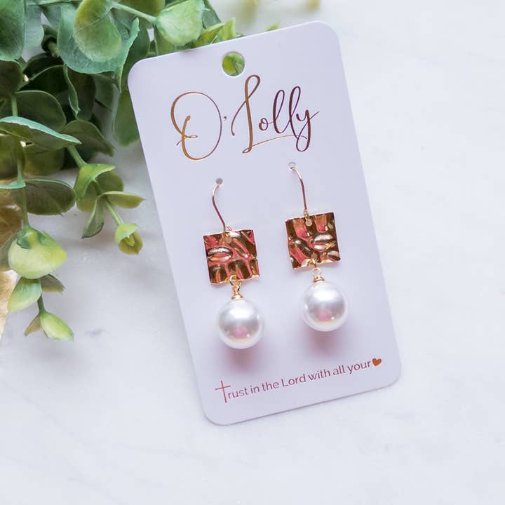 SALE – quadratischer, strukturiert gearbeiteter Verbinder mit Perlen-Anhänger-Ohrringen „Laurel” für den Großhandel von O’Lolly Jewelry