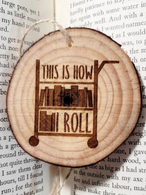 Wie ich rolle Holzornament, Leser Geschenk, Bibliothekar Geschenk für den Großhandel von The Dungeon Rose