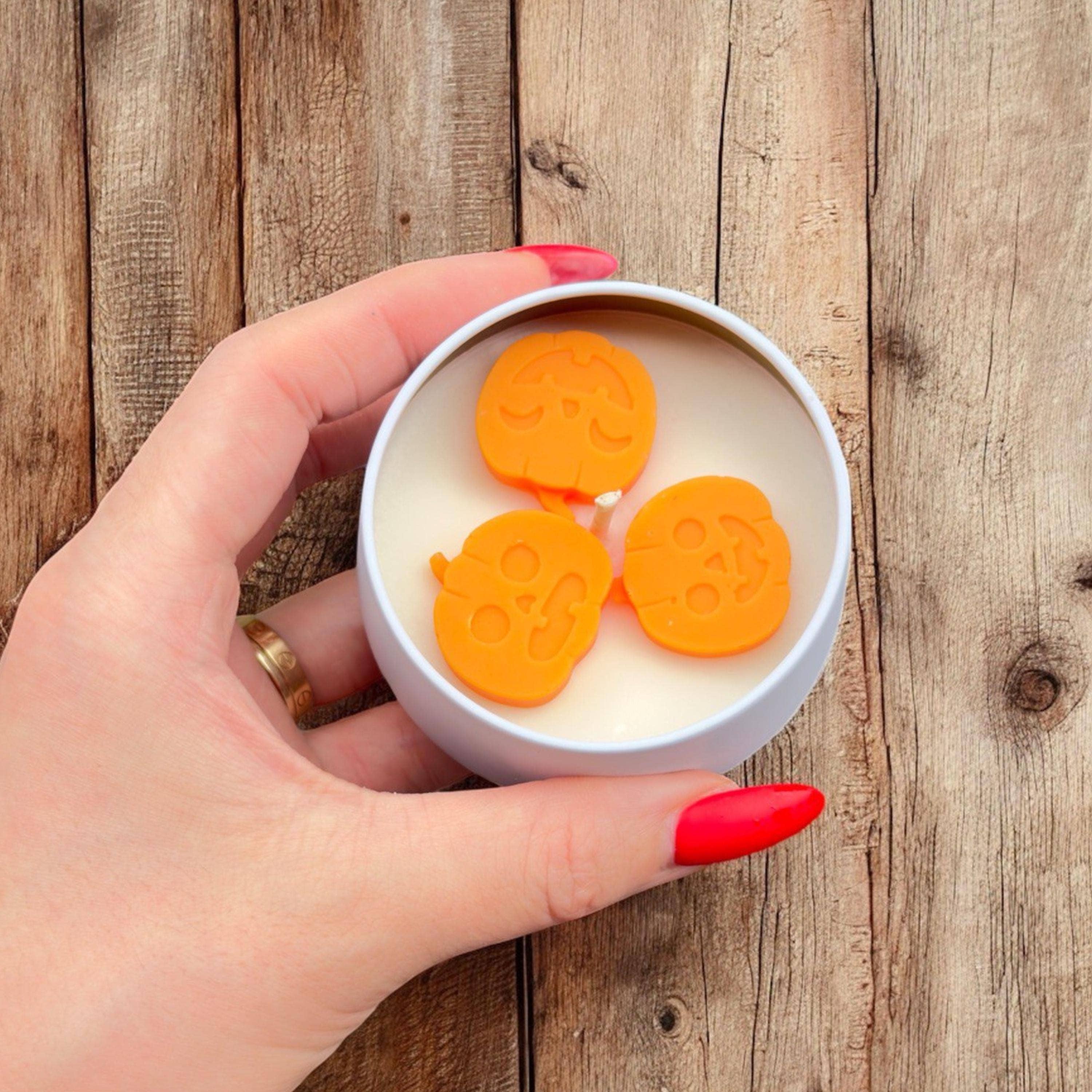 Karly’s Candles – Engroshandel Rejsestearinlys – Halloween Græskar Sojavokslys i 4oz Dåsekrukke3