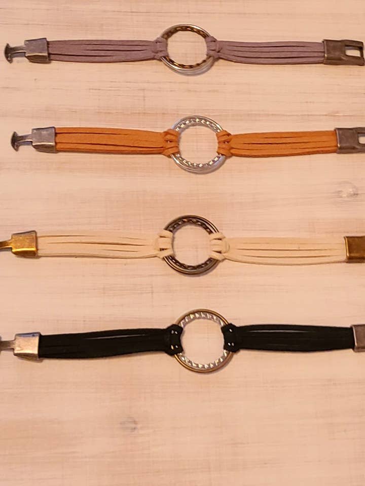 Bracelet en cuir macramé en métal pour la vente par Elly Kate Designs