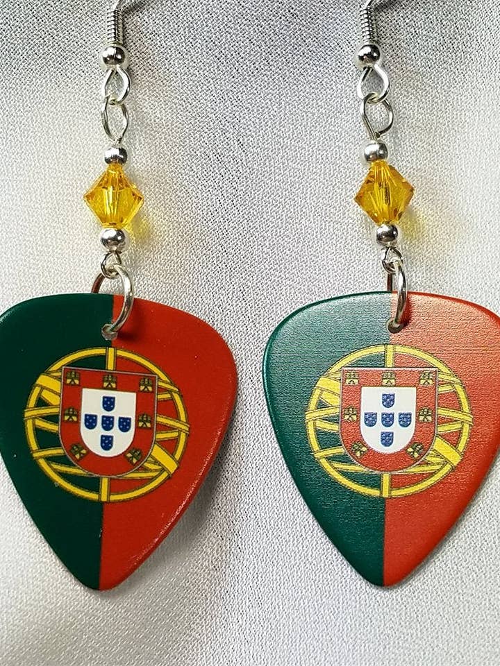 Boucles d'oreilles à médiator représentant le drapeau portugais et ornées de cristaux Swarovski dorés et jaunes pour la vente par Simply Raevyn