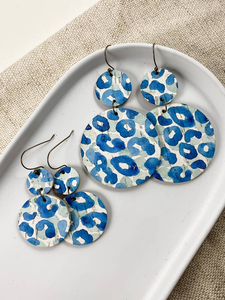 Blue Leopard Rounds | handgemaakte leren oorbellen met dierenprint voor wholesale door Anabelle+Oak