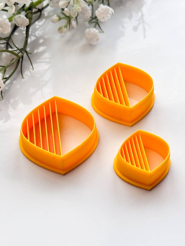 Emporte-pièce en argile polymère demi-ligné en losange arrondi pour la vente par Tera Clay