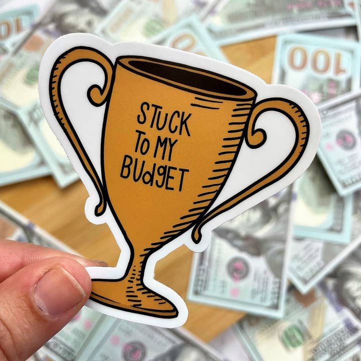 Autocollant Trophée « Stuck to My Budget », 7,6 cm pour la vente par Kingdom of Threads
