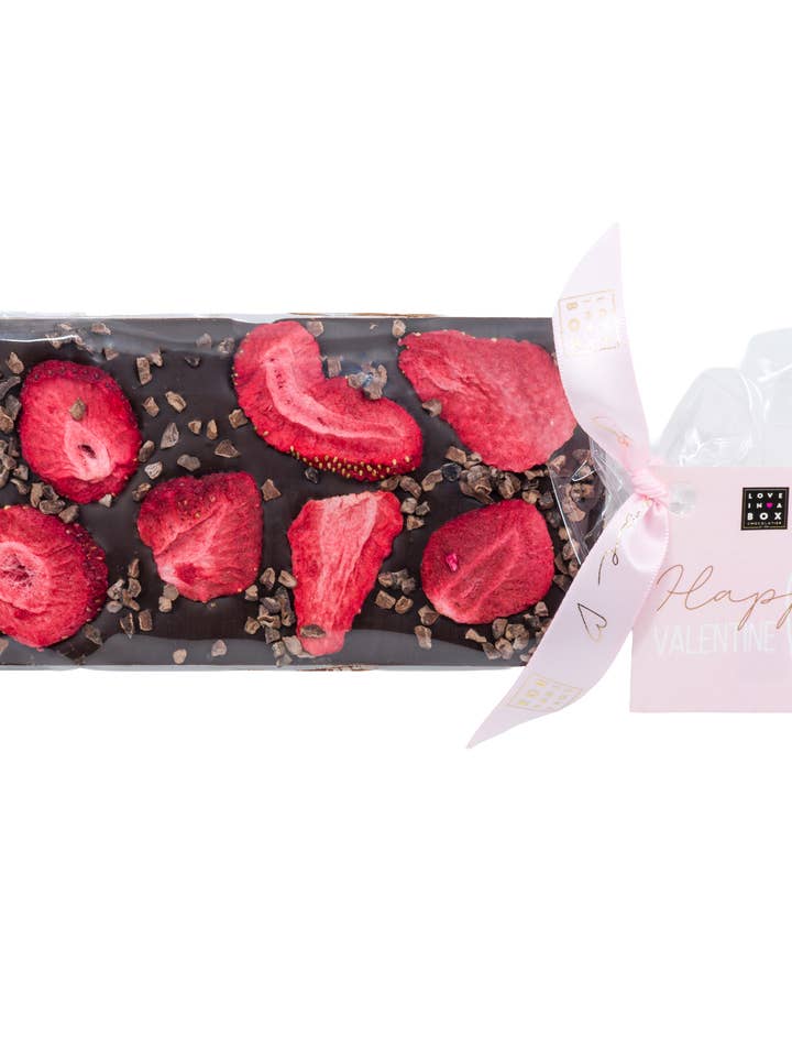 Valentine Chokladkaka Mörk Jordgubb & Kakaonibs för wholesale av Love in a Box Chocolatier