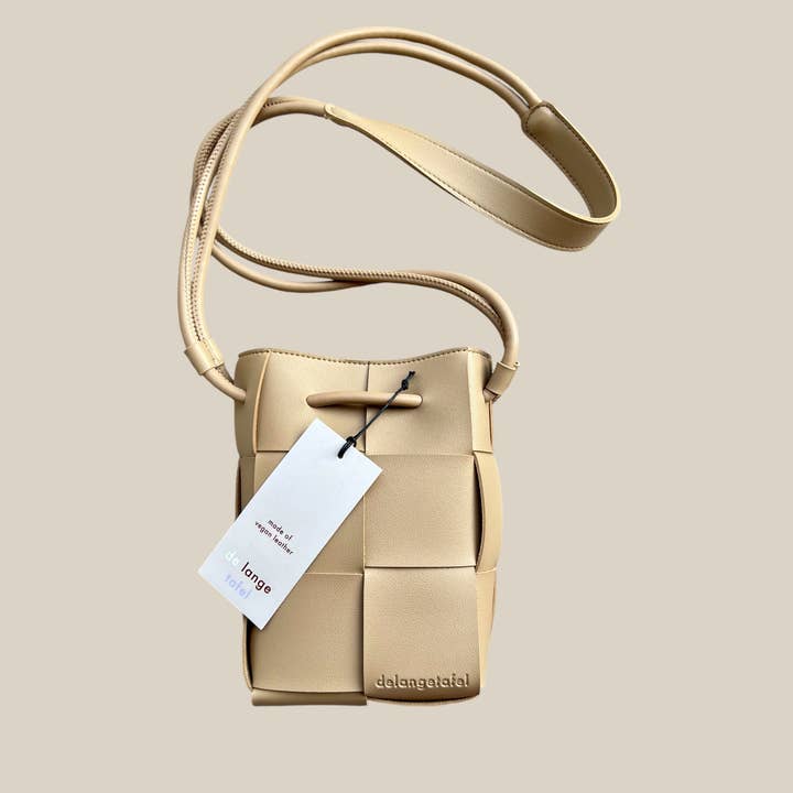 Borsa a tracolla in pelle vegana · sabbia taupe per la vendita all'ingrosso da parte di De Lange Tafel