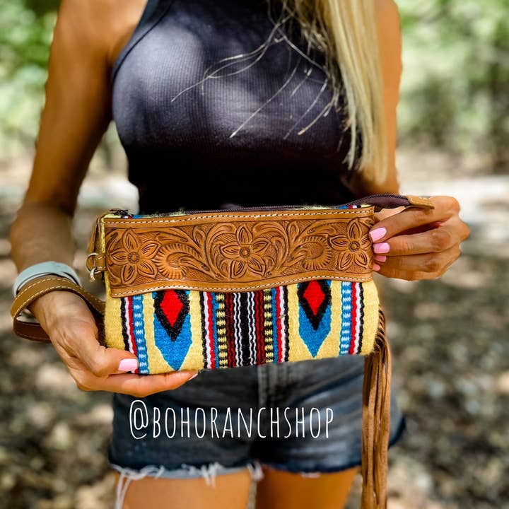Boho Ranch Shop - Vente Bracelets - Porte-monnaie à pompons en cuir usiné Western Aztec8