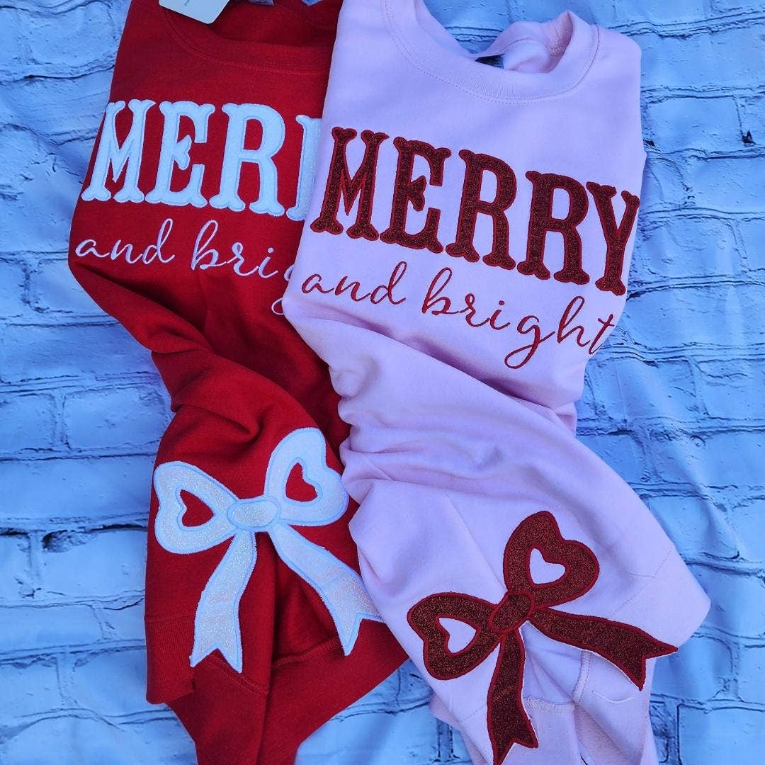NVC Ecommerce LLC – Engroshandel Grafisk Sweatshirt - Dame – Merry & Bright julesløjfe, broderet sidebue sweatshirt 3