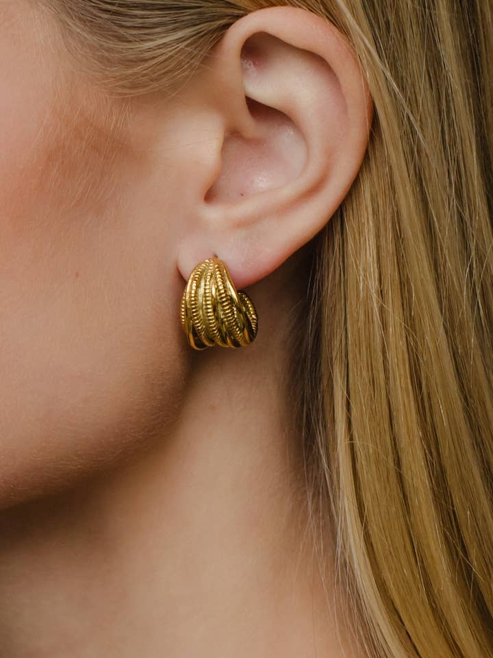 Luxuriöse goldene mehrsträngige strukturierte Creolen für den Großhandel von Panache Apparel Co.