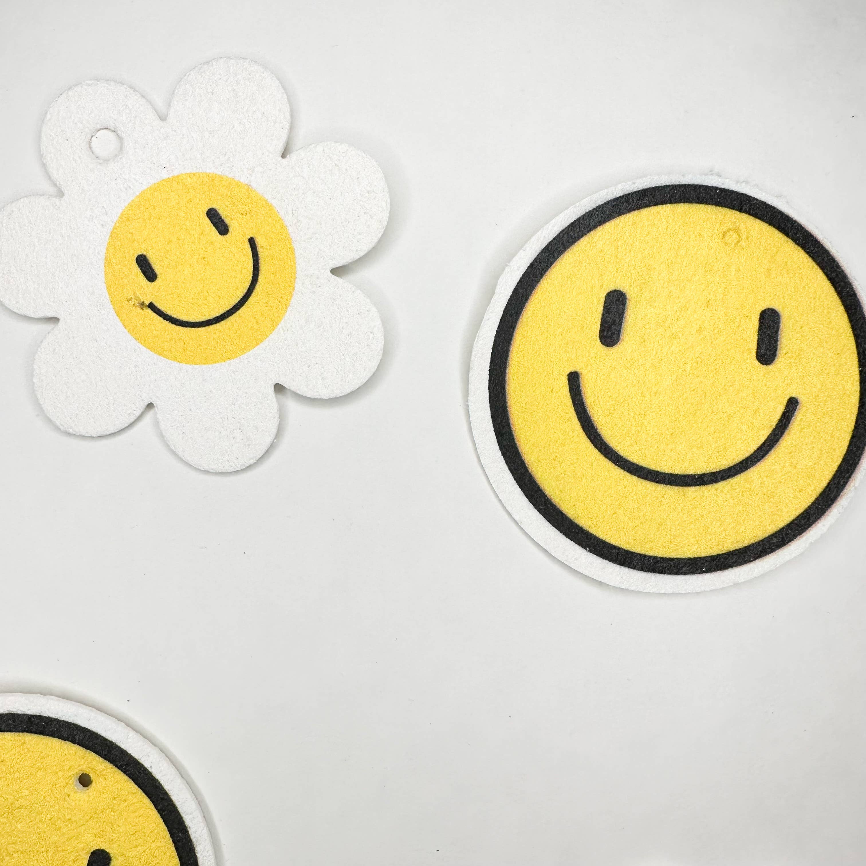 Smile Boutiques - Wholesale Cleaning Sponge - Smiley Cellulose Pop-up Sponges 1
