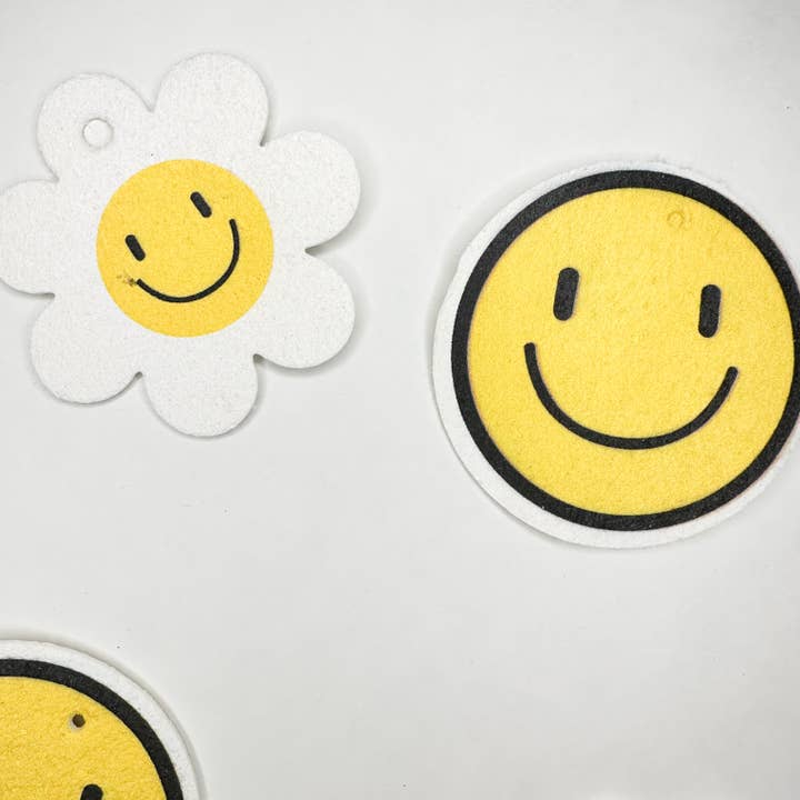 Smile Boutiques - Wholesale Cleaning Sponge - Smiley Cellulose Pop-up Sponges 1