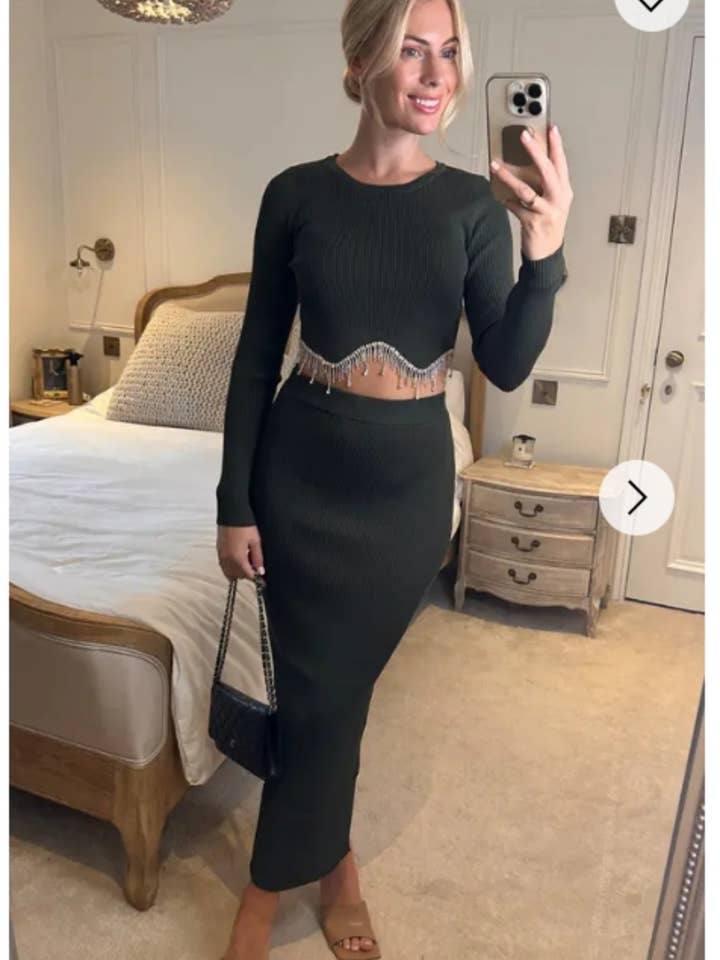 Top in maglia a forma smerlata con catena diamantata per la vendita all'ingrosso da parte di CY FASHION. LONDON