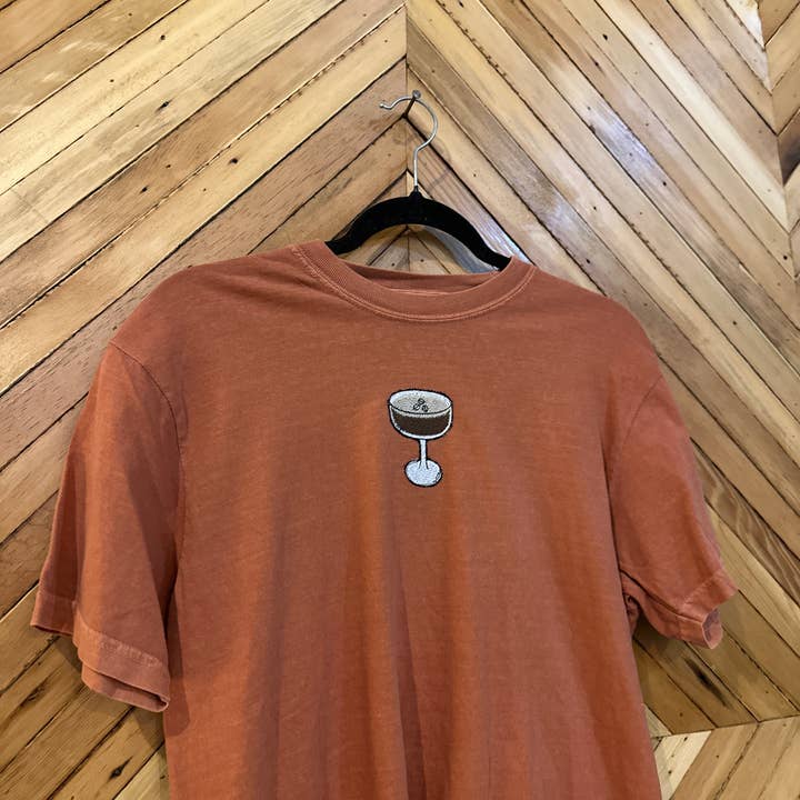 Chemise brodée Espresso Martini pour la vente par Honeyella