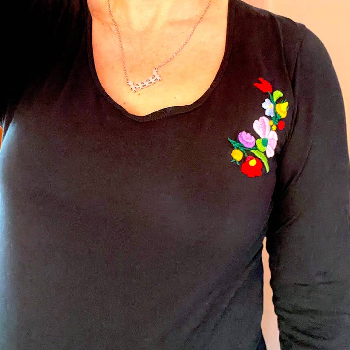 Top féminin vintage noir avec broderie hongroise noire pour la vente par Kalocsa