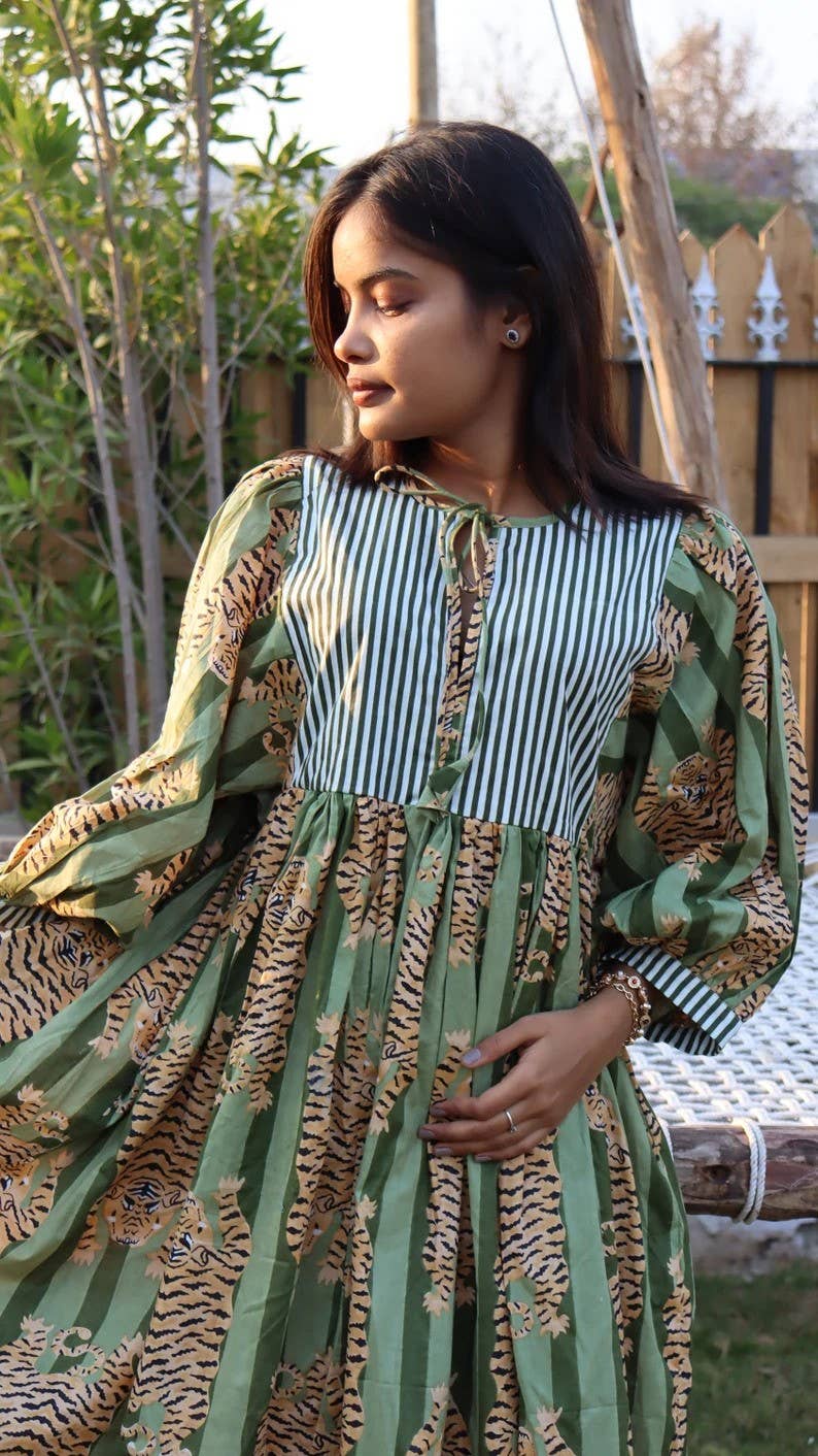 GYPSY STUDIO – wholesale Klänning - Dam – Tigertryck lång midiklänning djup hals med snöre1