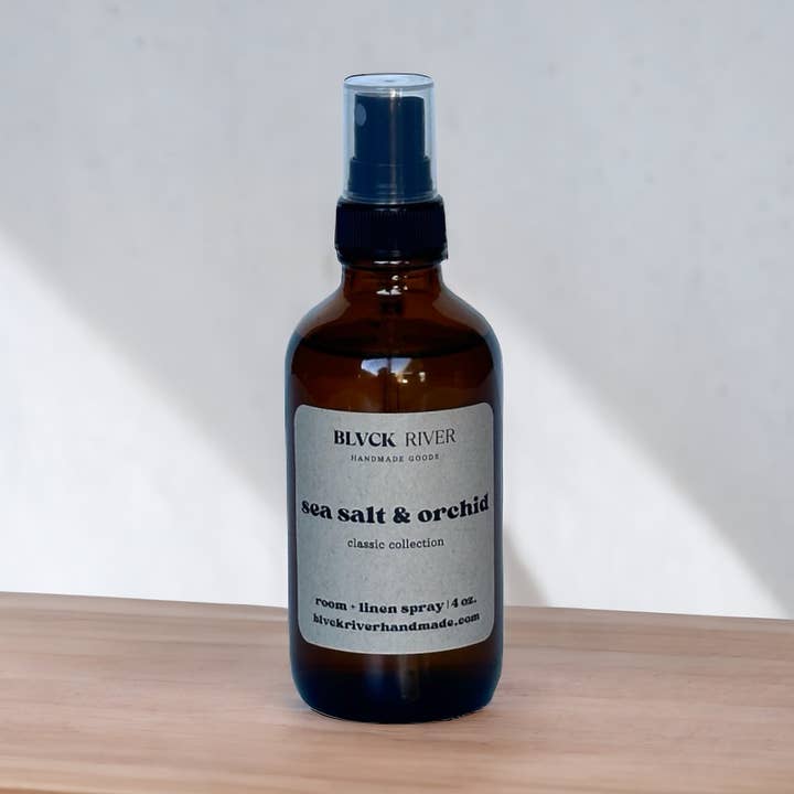 Havsalt & Orchid 4 oz Room Spray - Rav sprayflaske for engroshandel hos Black River Handmade Goods