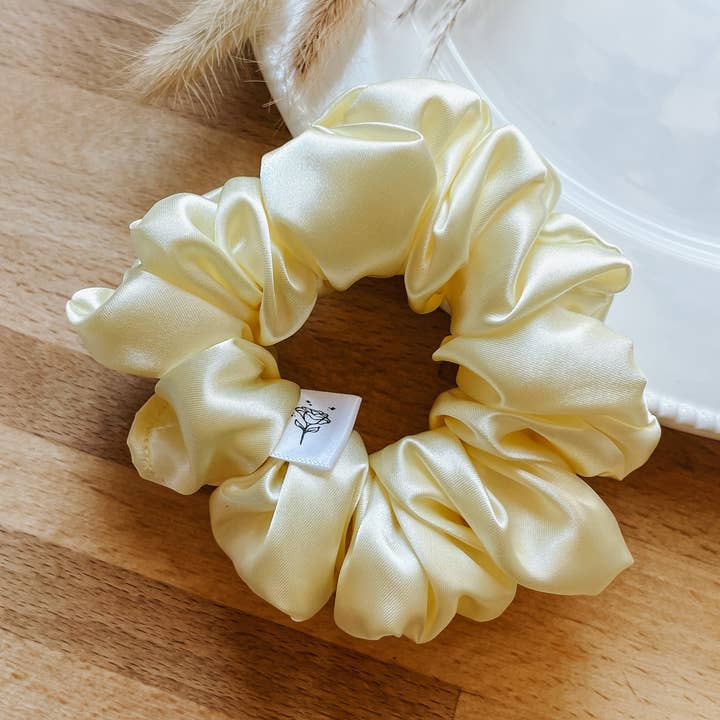 Haargummi aus Satin mit Löwenzahnmotiv für den Großhandel von Wild Rose Accessories