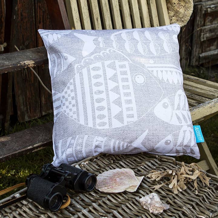 Outdoor-Kissen in Fischcreme auf ecrufarbenem Grund für den Großhandel von Perkins & Morley