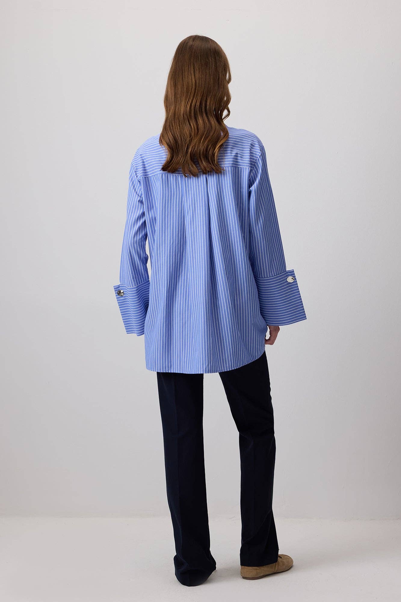 Blau GESTREIFTES HEMD MIT WEITEN MANSCHETTEN für den Großhandel auf Faire4