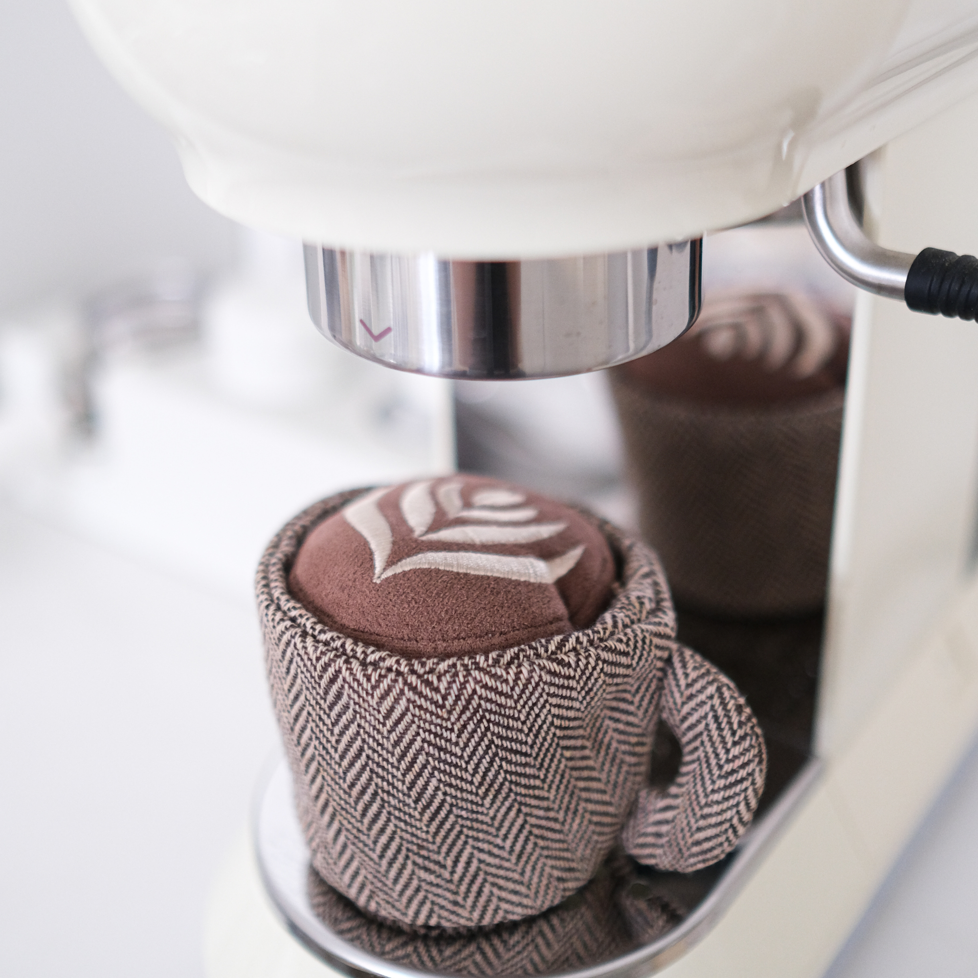 Lambwolf EU - Wholesale Pet Squeaky Toy - Dog - LATTE POP//Enrichment Toy 1