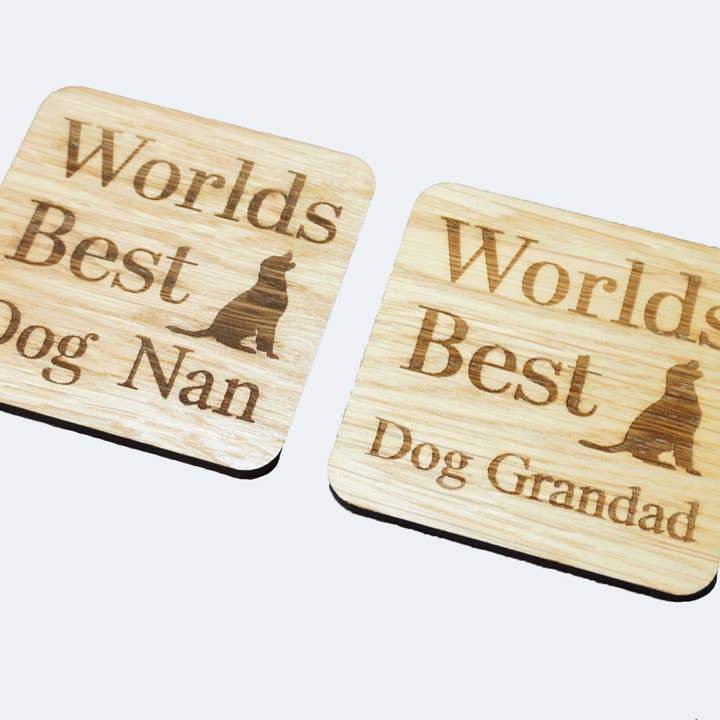 Ensemble de dessous de verre en placage de chêne Best Dog Nan and Grandad au monde pour la vente par Elesium Designs