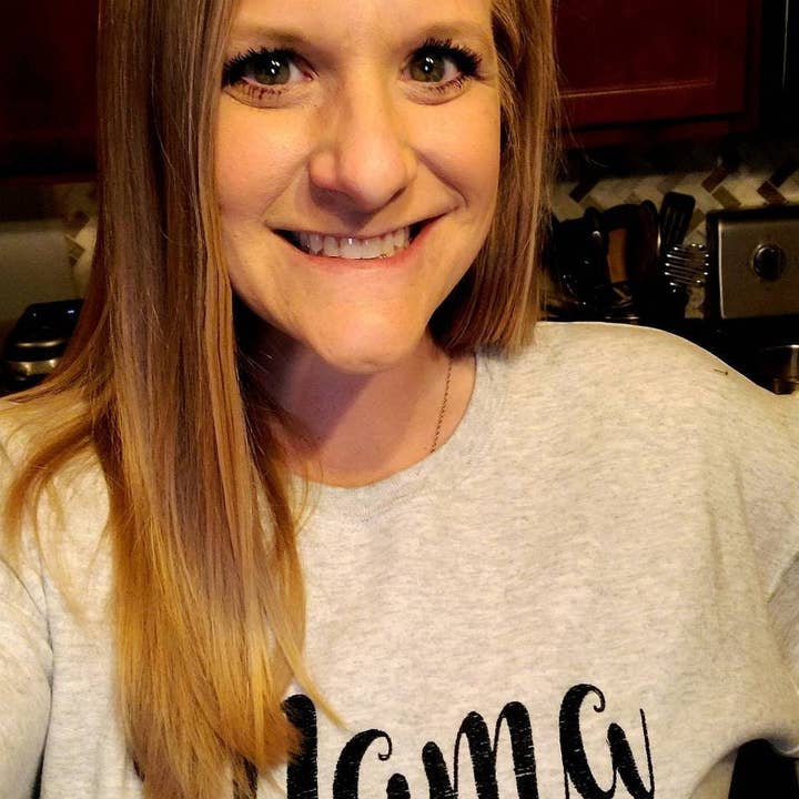 Sudadera Mama Est - Mom Established - Año personalizado - Suéter personalizado para mamá - Regalo para nueva mamá - Sudadera unisex con cuello redondo para venta al por mayor de Lc baby