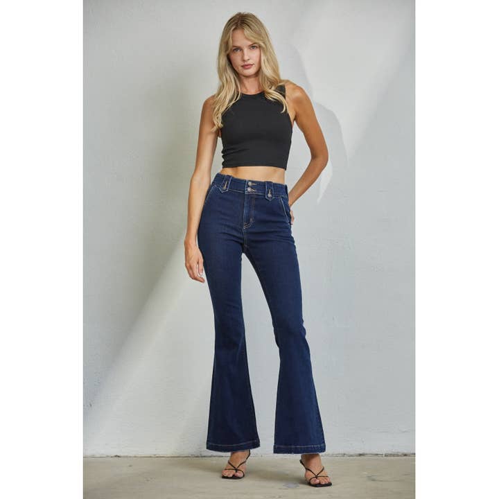 TAILLE HAUTE ÉVASÉE AVEC DÉTAILS SUR LA CEINTURE pour la vente par Mica Denim