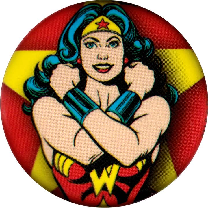 Bottone Pin-on, 1,25 pollici, Wonder Woman, Defending Herself per la vendita all'ingrosso da parte di Square Deal Recordings & Supplies