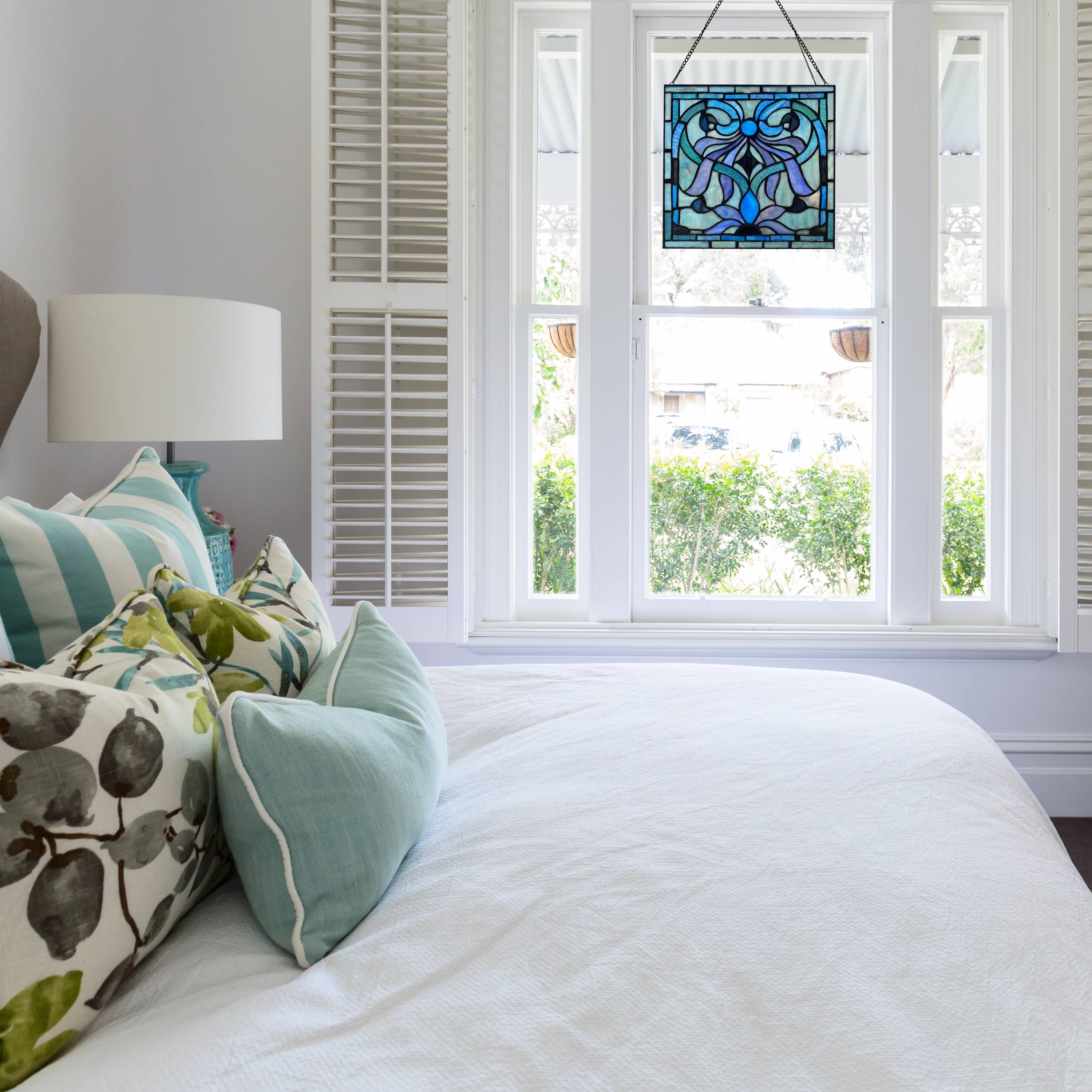 River of Goods - Vente Attrape-soleil - Panneau de vitrail Ilsa bleu, violet et vert de 12 po de haut4