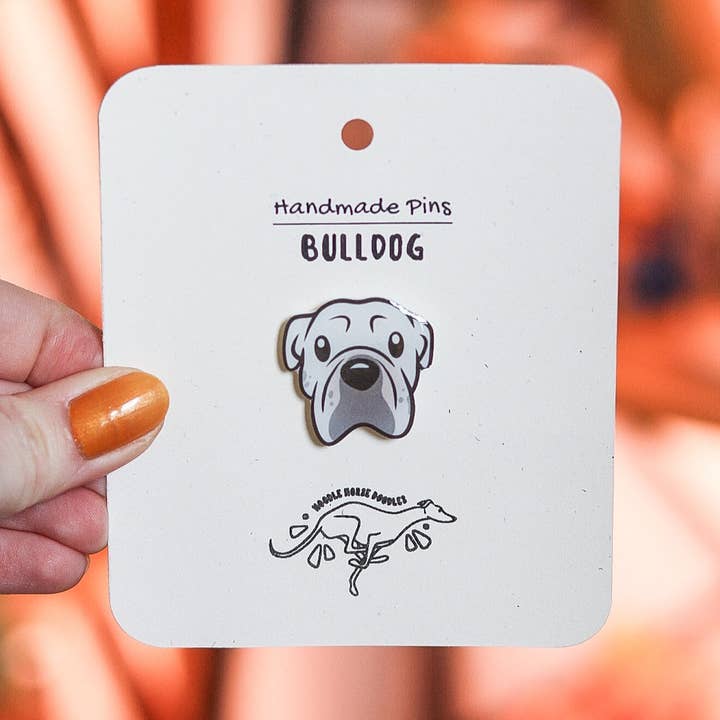 Bulldogge - Handgefertigter Anstecker für den Großhandel von Noodle Horse Doodles