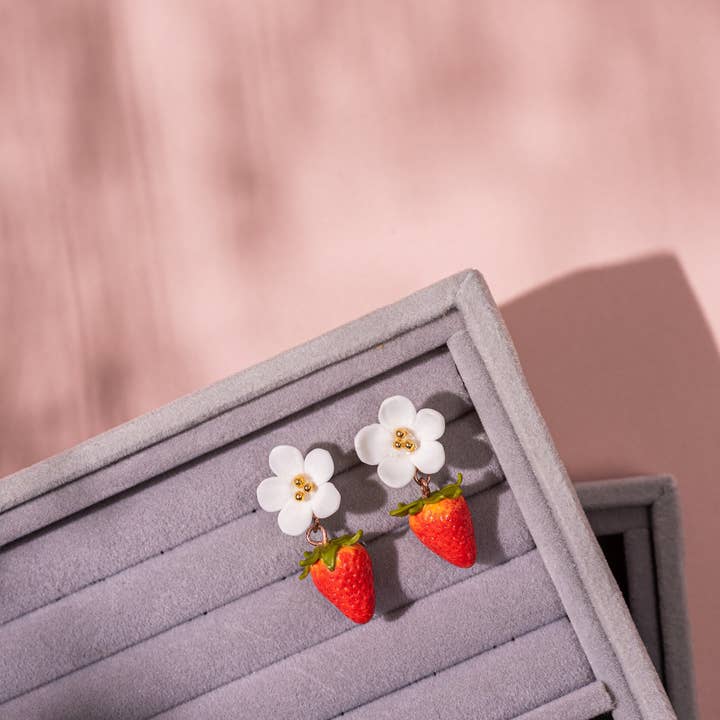 Clous d'oreilles fleurs et fraises sauvages pour la vente par Lulou Bijoux