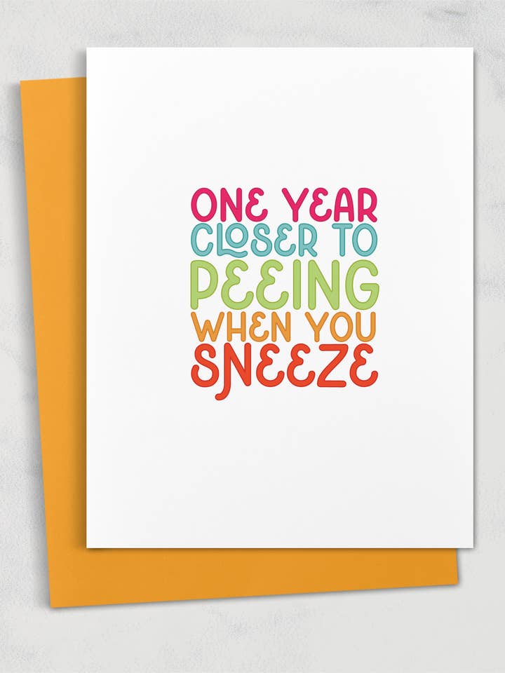 una tarjeta de cumpleaños que dice: "un año más cerca de hacer pis cuando estornudas" para venta al por mayor de Square Peggy