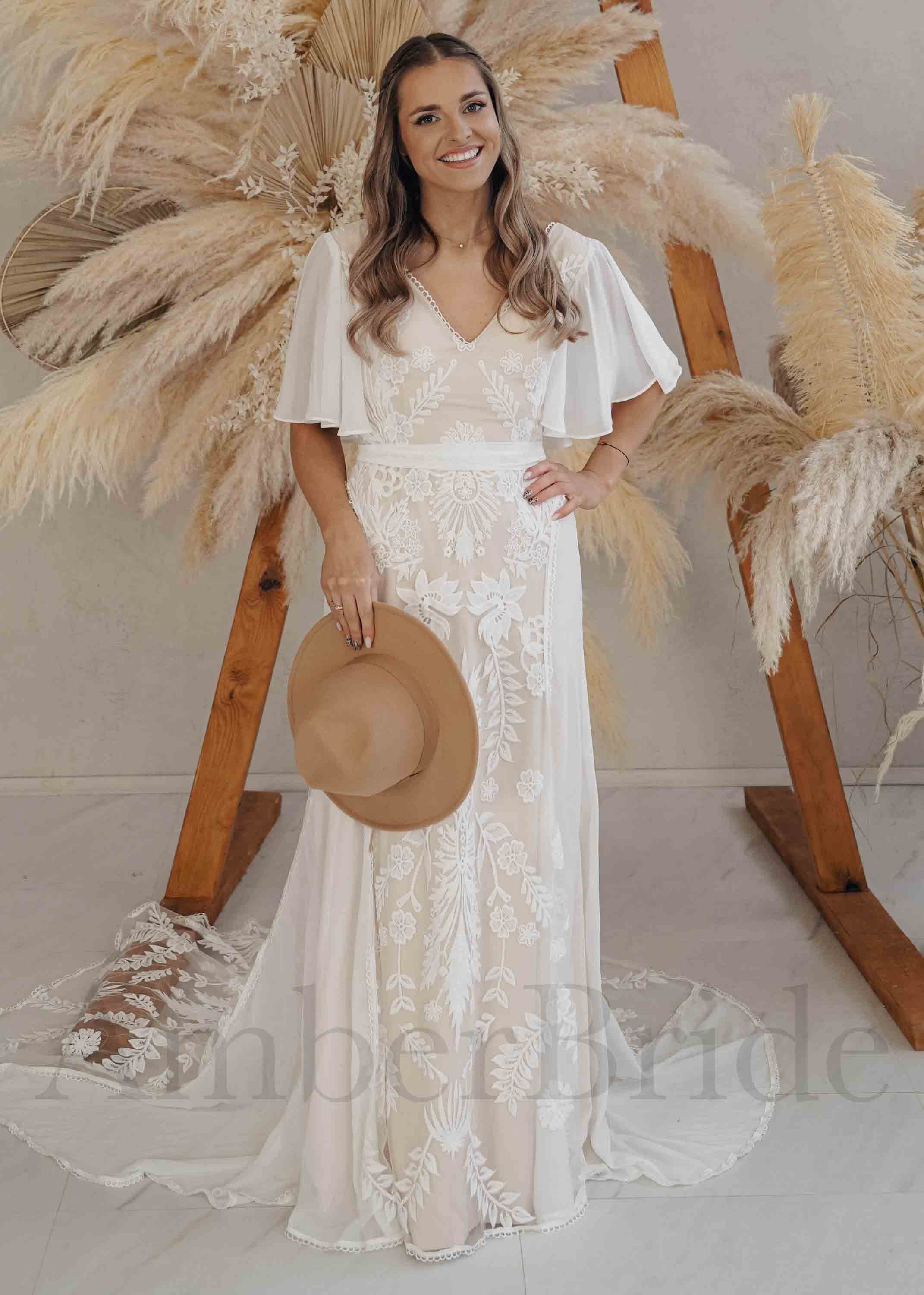 Amber Commerce Group, MB - Vente Robe de soirée – femme - Robe de mariée bohème en chiffon ligne A avec fleurs en dentelle, manches cape et design dos nu4
