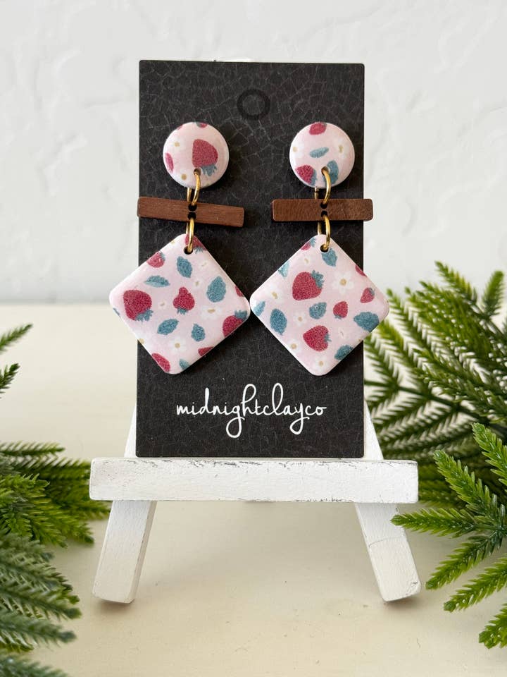 aardbeienprint oorbellen, roze, zomer, leuke sieraden, fruit voor wholesale door midnightclayco