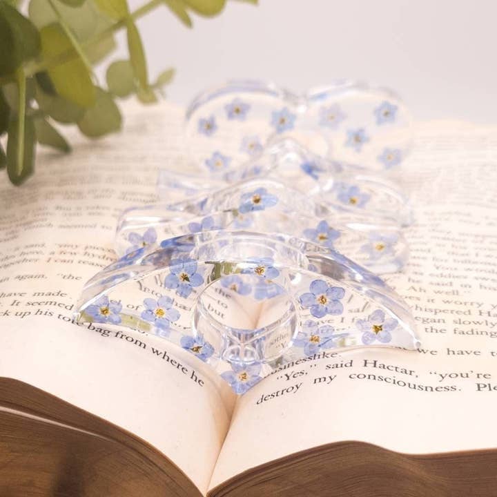 Porte-pages de livre floral, épandeur de pages avec pouce en forme de fleur pour la vente par Botanically Bookish