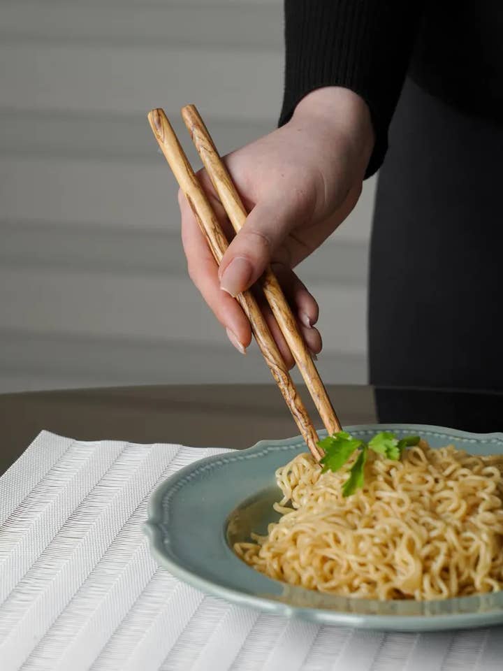 Baguettes en bois d'olivier faites à la main avec support pour la vente par Handcrafted Olivewood