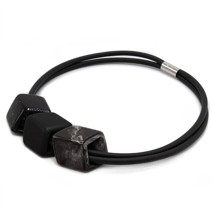 Exklusiv gummikedja med 3 kuber, Dusk för wholesale av FATES, style with a story